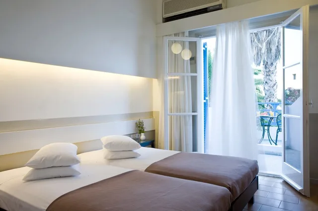Room, Twin Beds, Courtyard View, KAMARI BEACH 2/7