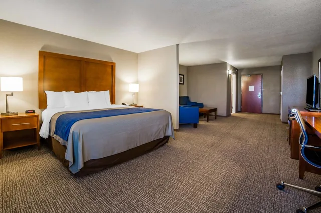 جناح بسرير كينج مع أريكة، Comfort Inn & Suites Cheyenne, WY 2/4