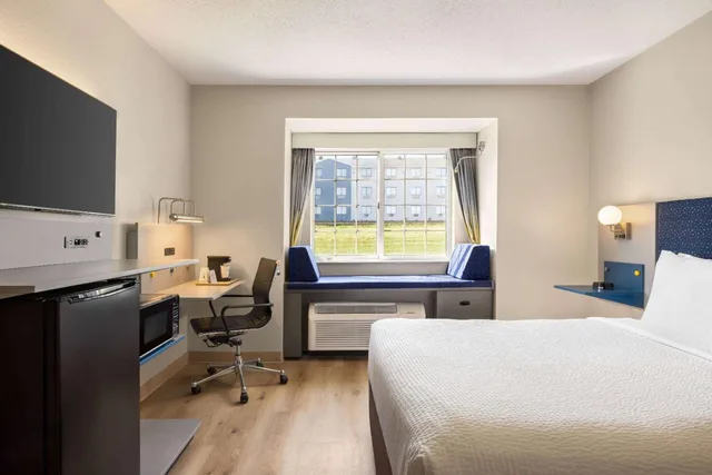 غرفة بسرير كوين لذوي الإعاقة، Microtel Inn & Suites by Wyndham New Ulm 3/4