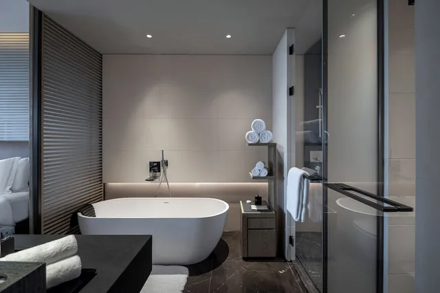 غرفة كلاسيكية بسرير كينج بإطلالة على البحر بشرفة مع دخول صالة النادي، Intercontinental Hotels Shenzhen Dameisha Resort 6/6