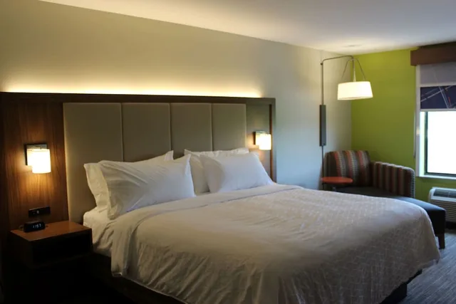 غرفة قياسية بسرير كينج لذوي الإعاقة، Holiday Inn Express Forest City 1/1