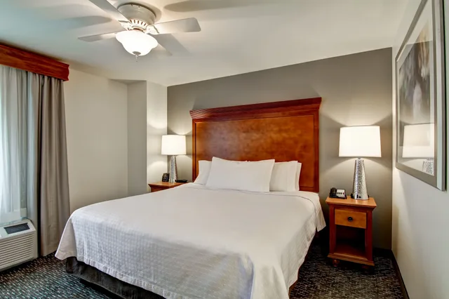 استوديو ديلوكس بسرير كينج لذوي الإعاقة، Homewood Suites by Hilton Omaha-Downtown 1/6