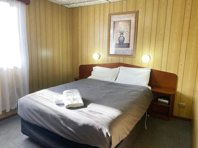 2 Bedrooms, Executive, Cabin, 1 Single and 2 Queen Beds، Limestone Coast Tourist Park 1/5