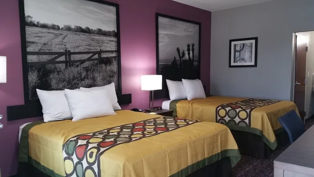 Efficiency, Queen Bed، Super 8 by Wyndham Carrizo Springs 3/8
