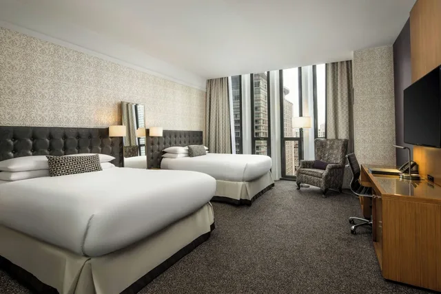 غرفة بسريرين كوين بإطلالة على المدينة، Hotel Chicago Downtown, Autograph Collection 2/5