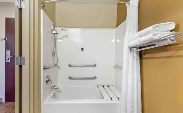 Room, Queen Bed, Kitchen, Studio 6 Extended Stay Sacramento Arden Way CA 6/7