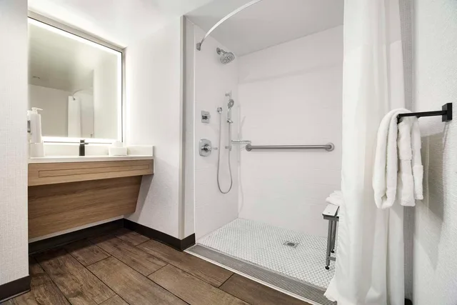 غرفة بسرير كينج لذوي الإعاقة، Hampton Inn Newark Airport 1/1