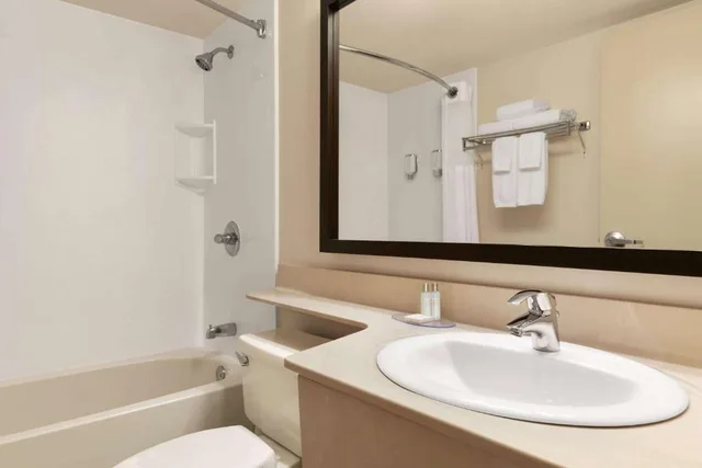 Drive Up, 2 Queen Beds، Travelodge Suites by Wyndham Moncton 2/2