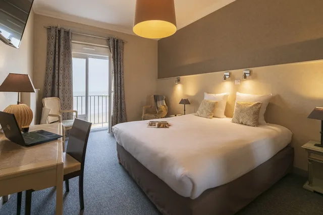 غرفة بسريرين منفصلين بإطلالة على البحر، CERISE Royan - Le Grand Hotel de la Plage 1/3