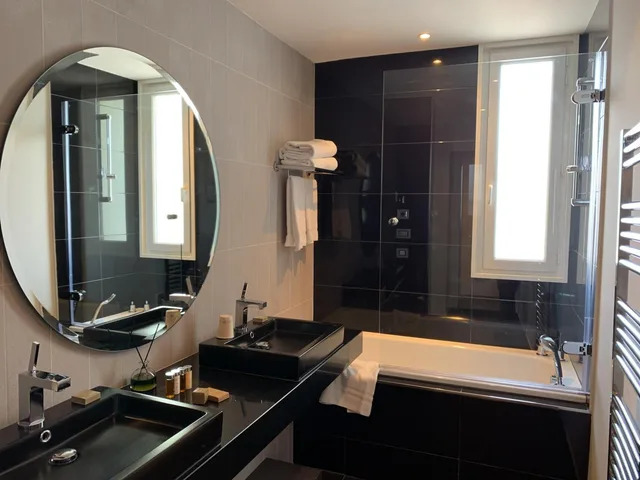 Rotonde, Suite, Queen Bed, Sofa، Le Canberra 4/4