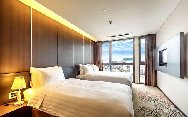 غرفة ملكية بسرير مزدوج وسرير فردي بغرفة نوم واحدة، Hotel Goldendaisy Seogwipo Ocean 1/2