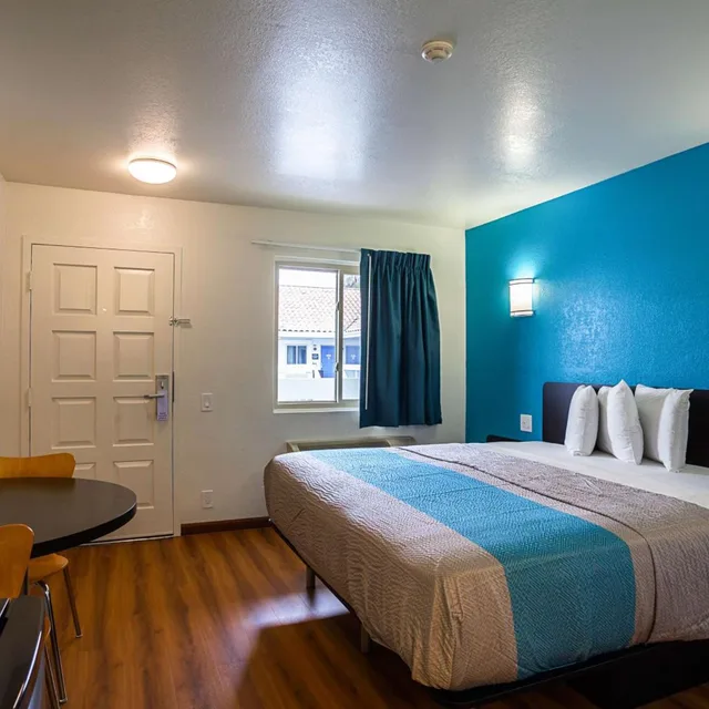 1 King Bed Mob Acc RI Shwr Nsmk Micfridg، Motel6 Ventura, CA - Downtown 2/10