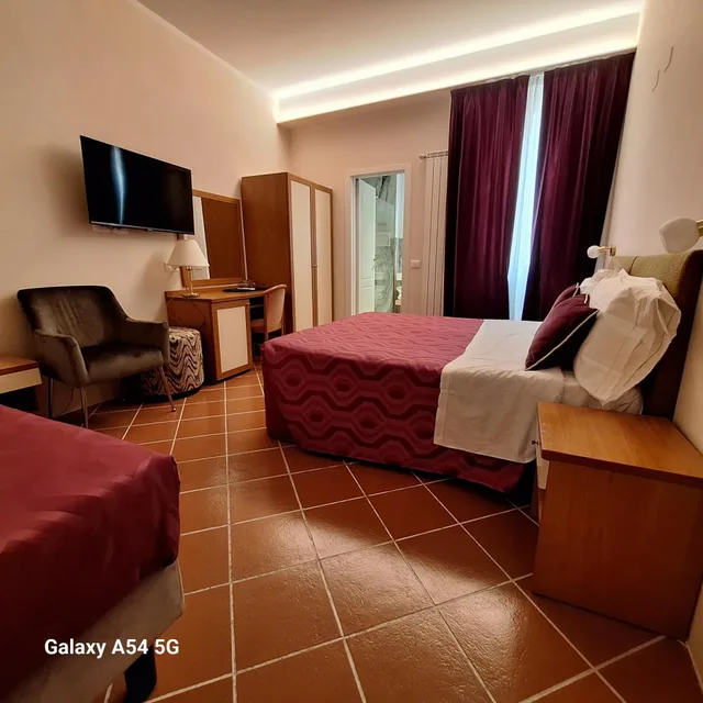 غرفة ثلاثية، Hotel Maxim 4/7