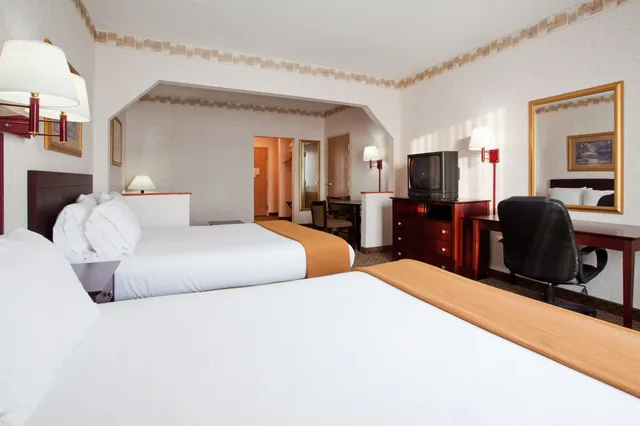 غرفة قياسية بسريرين كوين، Holiday Inn Express Suites Hiawassee 1/5