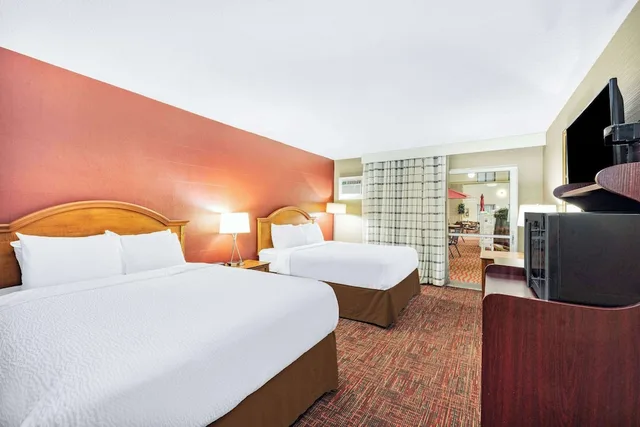 غرفة بسريرين كوين لذوي الإعاقة، Ramada By Wyndham Grand Forks 3/6
