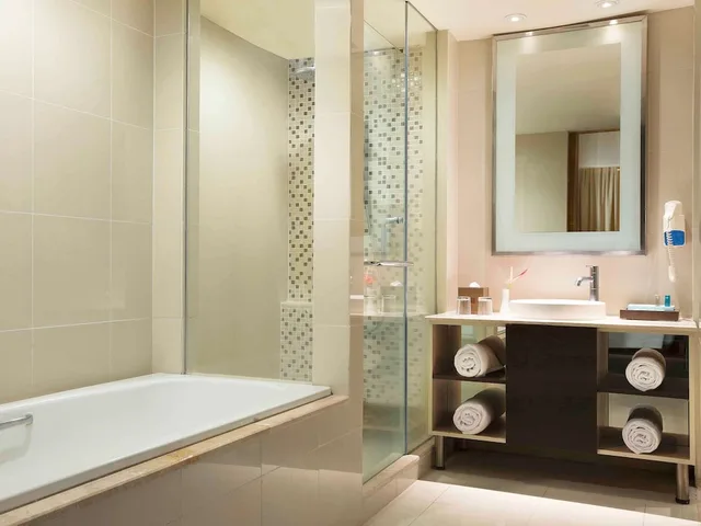 غرفة ديلوكس بسرير كينج، Courtyard by Marriott Manado 9/10