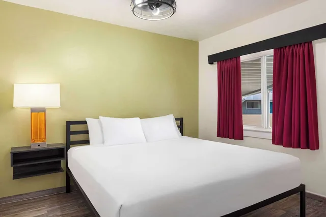جناح استوديو بسريرين كوين، Baymont by Wyndham Fort Bragg 6/8
