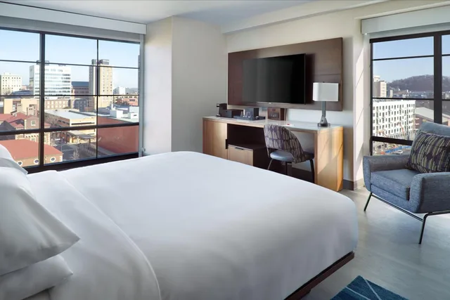 Executive, King Bed, Sofa, Club Floor، Marriott Knoxville Downtown 1/8