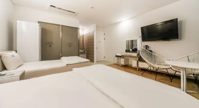 غرفة بريميوم بسرير كوين وسرير فردي، Hotel Insomnia 5/10