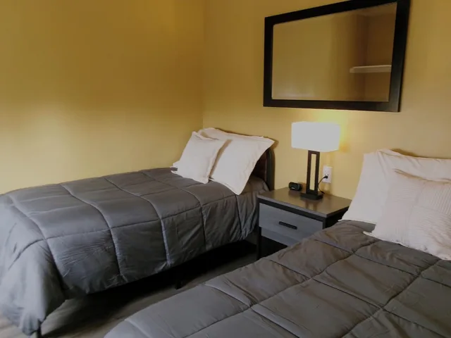 جناح عائلي بسرير كينج وسريرين منفصلين بغرفتي نوم، Carmel Wayfarer Inn 3/10