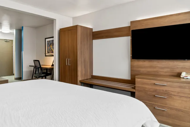 Suite, King Bed, Sofa, Holiday Inn Express Hotel And Suites Marion 3/8