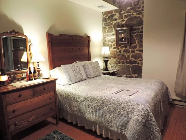 Woods, Penthouse, King Bed، Battlefield Bed &amp; Breakfast Inn 4/10