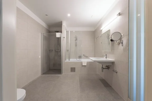 جناح جونيور فاخر بشرفة، Hotel Salona Palace 8/9