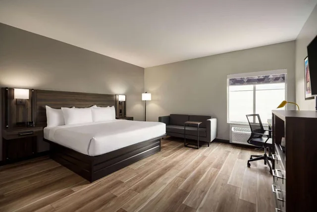 غرفة بسرير كينج بحوض استحمام لذوي الإعاقة، Holiday Inn Laval Montreal 3/10