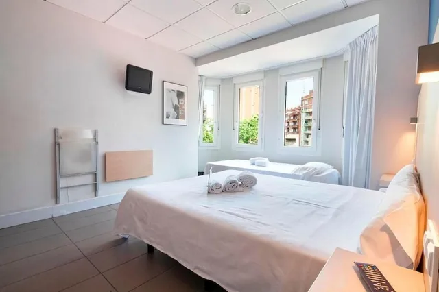 غرفة ثلاثية بسرير مزدوج وسرير فردي، Hostal DingDong Putxet 3/5