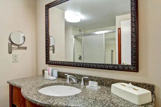 غرفة ديلوكس بسرير كينج، Hampton Inn and Suites by Hilton Guelph 2/3