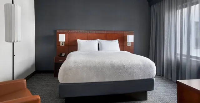 غرفة بسرير كينج بإطلالة على الفناء مع أريكة، Courtyard by Marriott West Palm Beach 12/18