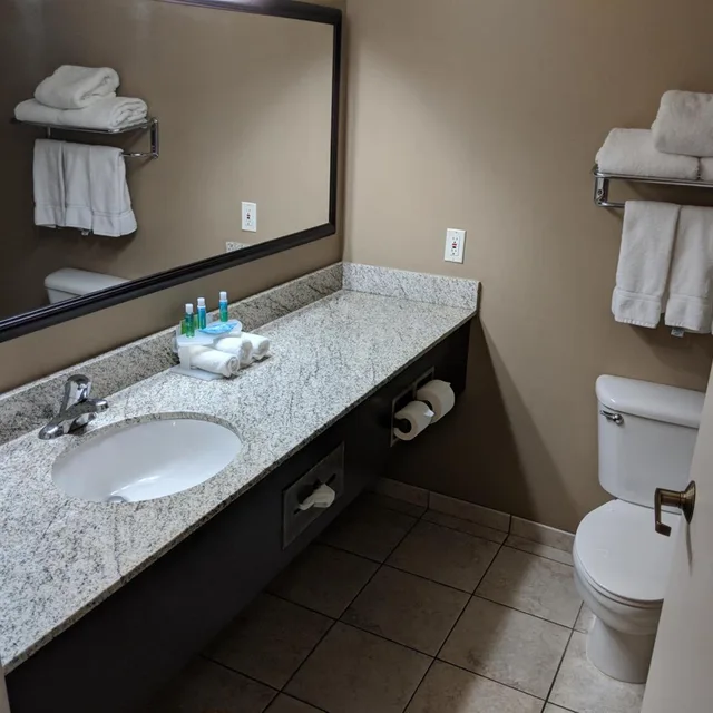 غرفة بسرير كينج يُسمح فيها بالحيوانات الأليفة، Clarion Pointe Medford Ex Holiday Inn Express Medford 4/6