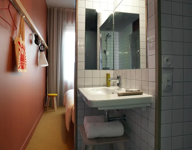 غرفة سوبيريور بسرير كينج بشرفة، Mob Hotel Paris Les Puces 7/9