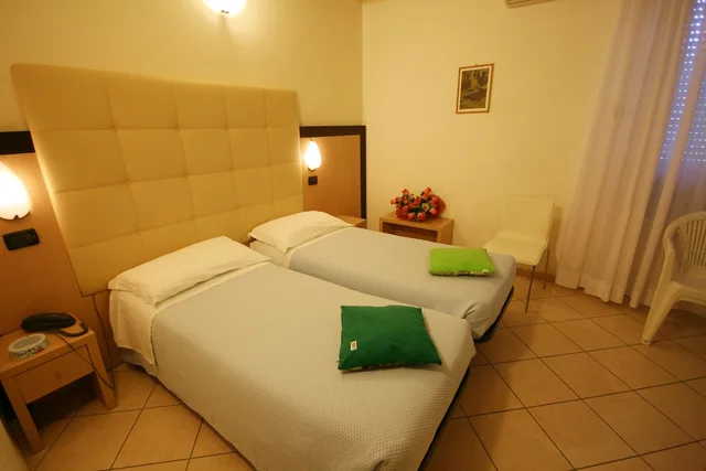 غرفة رباعية بسرير كوين وسرير بطابقين، Hotel Veliero 1/4