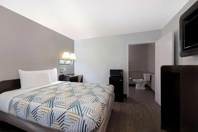 غرفة بسرير كوين، Motel6 San Antonio, TX - West SeaWorld 7/10