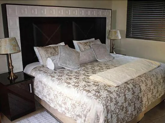Executive, King Bed, Vhafamadi Bed And Breakfast 1/1