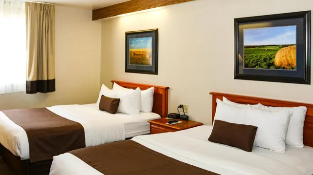 2 Queen Beds - Mobil Access RI Shr Nsmk Ktchn، Studio6 Minot, ND 2/5