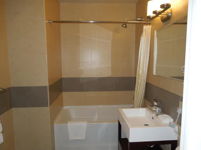 غرفة رباعية، Pointe Plaza Hotel 7/7