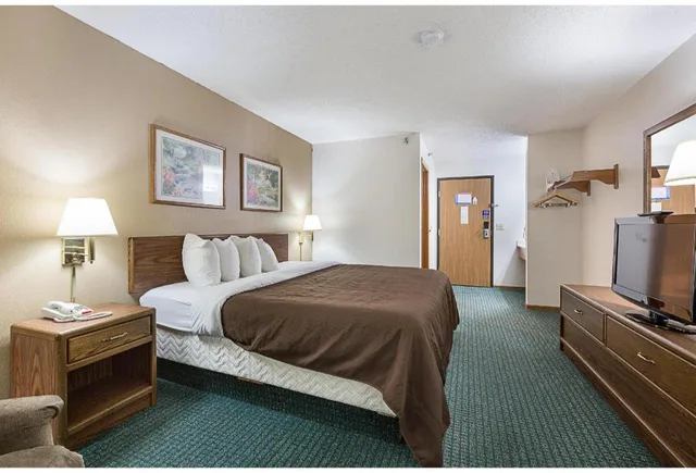 جناح بسرير كينج مع أريكة، Motel6 Kewanee, IL 5/8