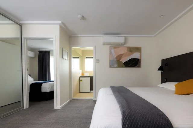 غرفة بريميير بسرير كينج وسرير كينج وسريرين منفصلين بغرفتي نوم، Mick O Sheas Hotel 5/10