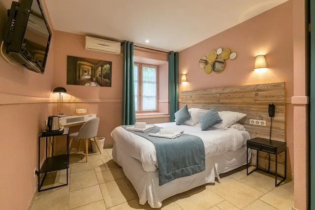 غرفة عائلية بسرير كوين مع أريكة، Le Central Boutique Hotel Beaune Centre 2/4