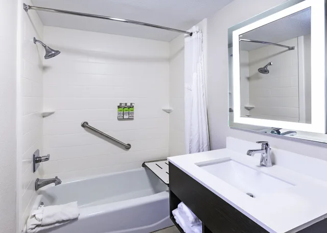غرفة قياسية بسريرين كوين، Holiday Inn Express New Orleans East 5/6