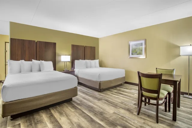 Room, 2 Queen Beds, Pool Access، Best Western Plaza Inn 3/7