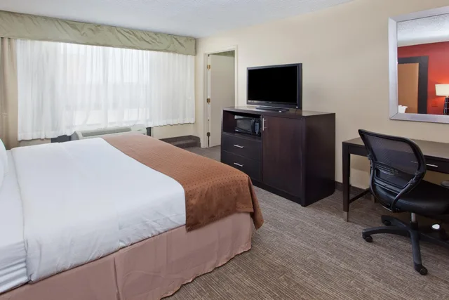 جناح بسرير كينج مع أريكة، Holiday Inn Shreveport Downtown, an IHG Hotel 1/2