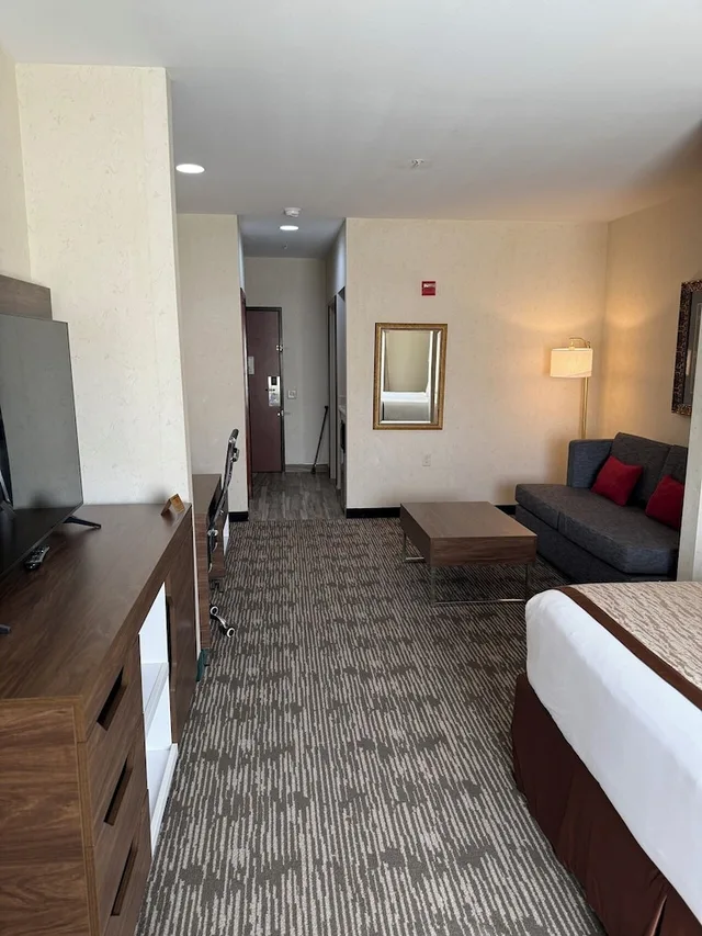جناح تنفيذي بسرير كينج مع أريكة لذوي الإعاقة، Evergreen Inn And Suites 3/7