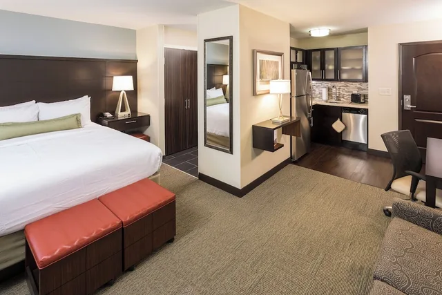 جناح استوديو بسرير كوين بمطبخ، STAYBRIDGE SUITES OMAHA WEST 1/1