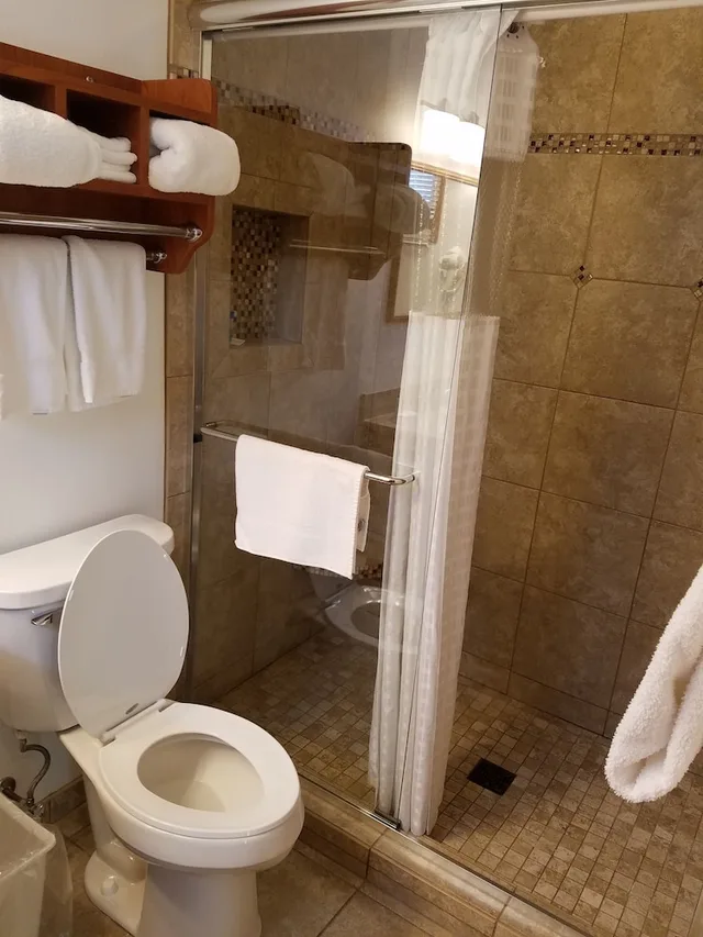 Park, King Bed, Jetted Tub, Balcony، Black Hawk Motel 1/1