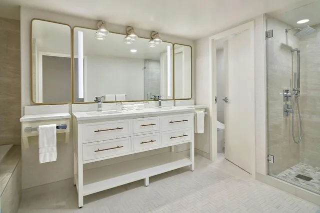 1 Bedroom, Presidential, G, Suite, King Bed, Skyline View, High Floor، Sheraton Kansas City Hotel At Crown Center 3/3