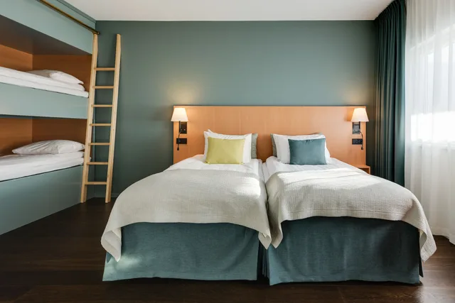 غرفة عائلية بسريرين منفصلين وسرير بطابقين مع أريكة، Quality Globe Hotel 4/6