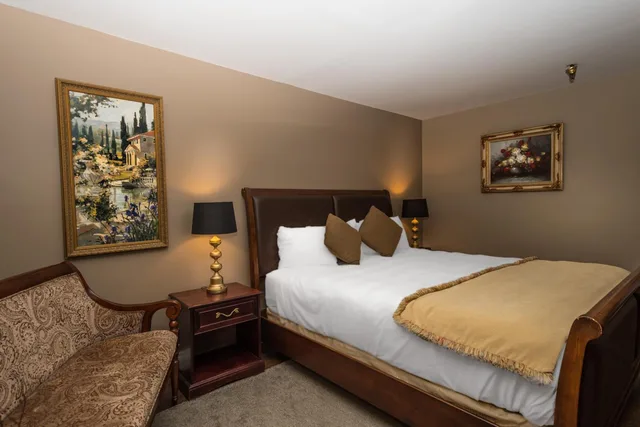 غرفة بسرير كينج وسرير كوين، Park Inn by Radisson Sydney, NS 2/6